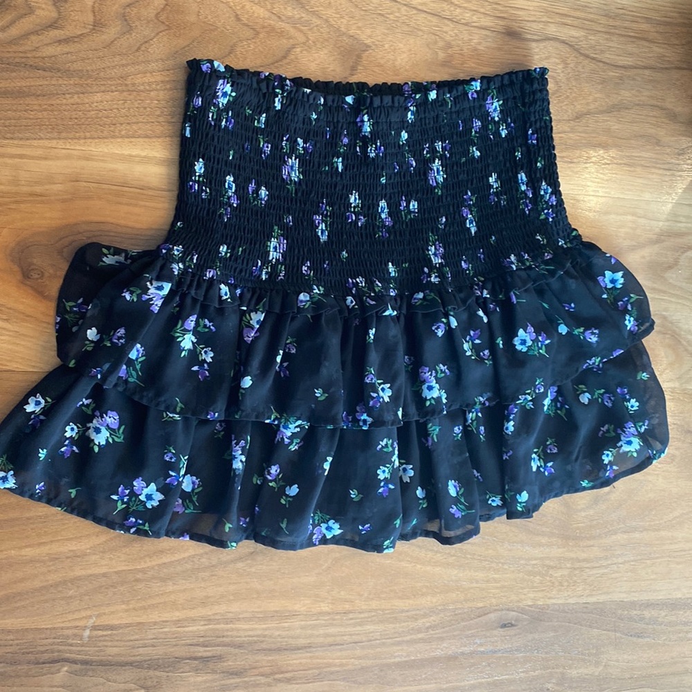 wayf woman’s black floral printed skirt